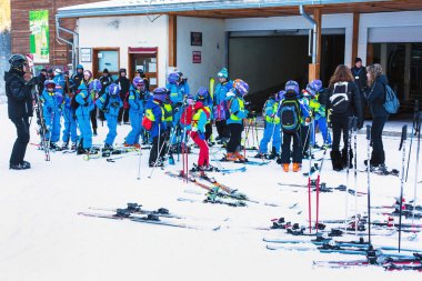 Genç kayakçı Bansko, Bulgaristan Kayak yapmaya hazırlanıyor
