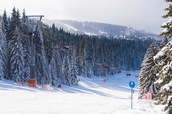 Ski resort Kopaonik, Serbien, människor på skidliften, bergen panorama — Stockfoto