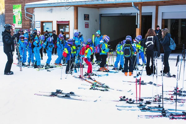 Jonge skiërs voorbereiden om te skiën in Bansko, Bulgarije — Stockfoto