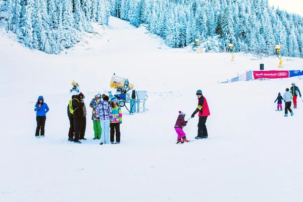 Ski resort Bansko, Bulgarien, människor, Bergen Visa — Stockfoto