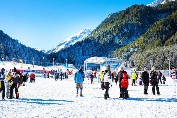 Estância de esqui Bansko, Bulgária, pessoas, vista montanha — Fotografia de Stock