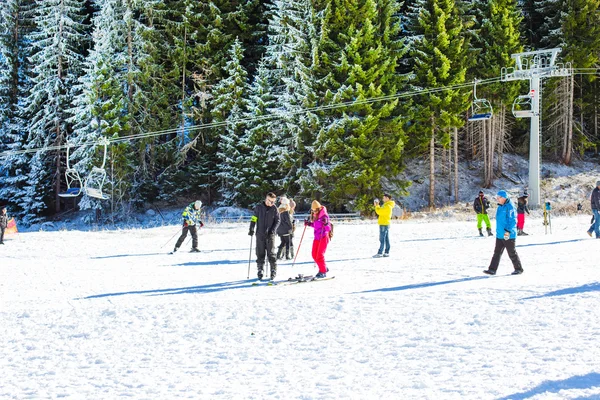 Pessoas na estância de esqui Bansko, Bulgária — Fotografia de Stock