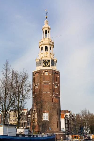 Großer alter uhrturm in amsterdam, niederland — Stockfoto