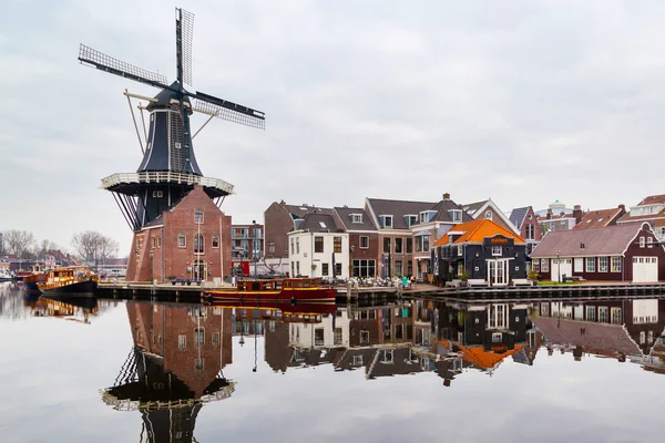 Malerische Morgenlandschaft mit Windmühle, haarlem, holland — Stockfoto