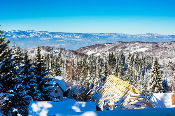 Pulserande antenn vintern bergslandskap, snö träd, blå himmel — Stockfoto