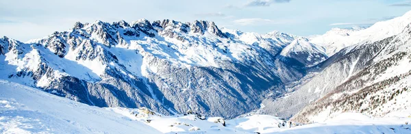 Panorama da paisagem da montanha da neve — Fotografia de Stock