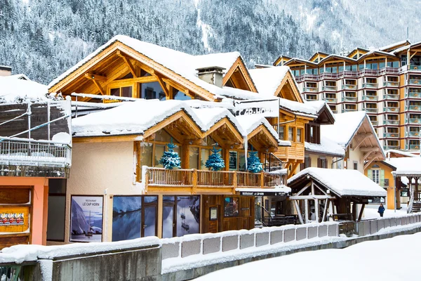 Cafe, Restaurant in het centrum van de stad in de Alpen, Chamonix, Frankrijk — Stockfoto