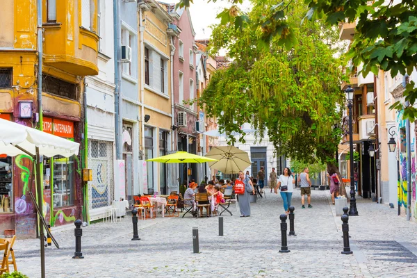 Calle Plovdiv con cafetería y gente —  Fotos de Stock