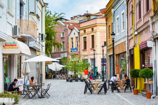 Calle Plovdiv con cafetería y gente —  Fotos de Stock