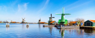 Panorama Zaanse Schans'a, geleneksel köy, Hollanda, Kuzey Hollanda yel değirmenleri