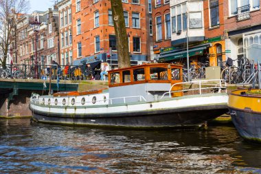 Geleneksel tekne house, kanal, köprü Amsterdam, Hollanda