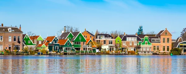 Panorama alter holländischer traditioneller häuser in zaanse schans und see, holland — Stockfoto