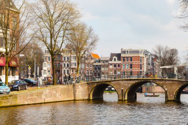 Geleneksel eski evleri, kanal, köprü, Bisiklet Amsterdam, Hollanda