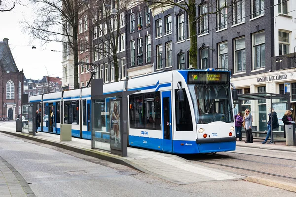 Tramwaj 1 działającego w centrum miasta, dworcem Amsterdam — Zdjęcie stockowe