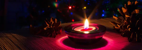 Рождественский фон с фиолетовыми свечами и красочные огни с копирайтом — стоковое фото