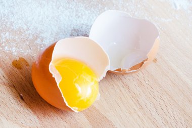 Yakın yumurta, yumurta kabuğu, bir ahşap zemin üzerine un sarısı