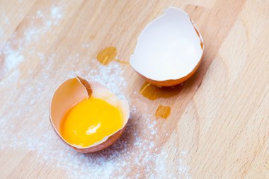 Yakın yumurta, yumurta kabuğu, bir ahşap zemin üzerine un sarısı