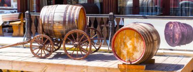 Ahşap sepeti ve varil ile şarap arka plan