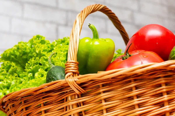 Verdure fresche nel cestino. Pomodoro, cetriolo, pepe e lattuga — Foto Stock