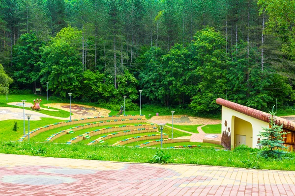 Território do parque perto da caverna de Ledenika, Bulgária — Fotografia de Stock