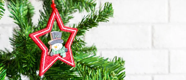 Décoration arbre de Noël étoile et bonhomme de neige — Photo