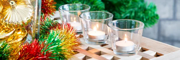 Fundo com velas de chá e decorações de árvore de Natal — Fotografia de Stock