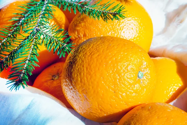 Vacances de Noël nature morte avec des oranges crues fraîches de gros plan — Photo