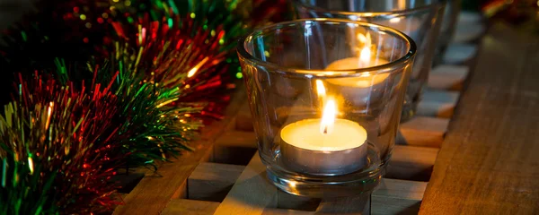 Fondo con velas de té y decoraciones de árboles de Navidad — Foto de Stock
