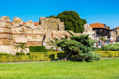 İnsanlar Nessebar eski şehrin girişinde