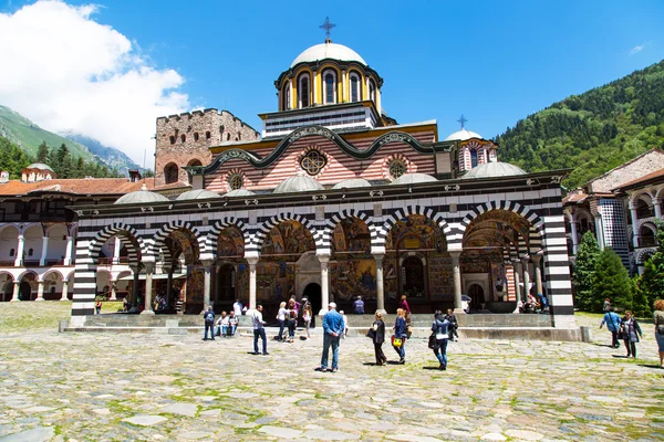 Turistas cerca de la iglesia en el famoso Monasterio de Rila, Bulgaria — Foto de Stock