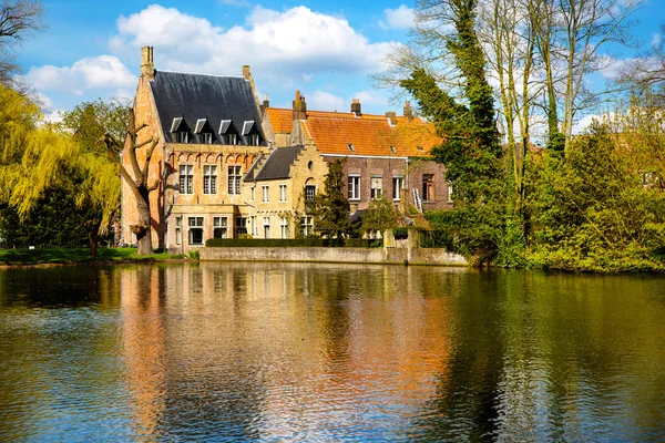 Brujas, Bélgica, Lago del Amor, Minnewater, casas medievales — Foto de Stock
