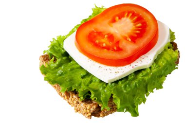 sağlıklı sandviç kepekli ekmek, beyaz peynir ve olgun kırmızı domates ile