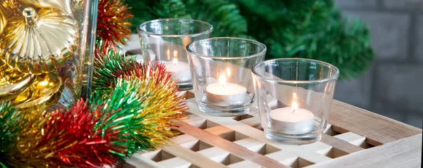 Velas de té y banner de decoraciones de árboles de Navidad —  Fotos de Stock