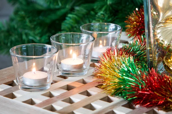 Velas de té y decoraciones de árboles de Navidad —  Fotos de Stock