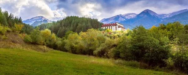 Bansko panorama outono e montanhas, Bulgária — Fotografia de Stock