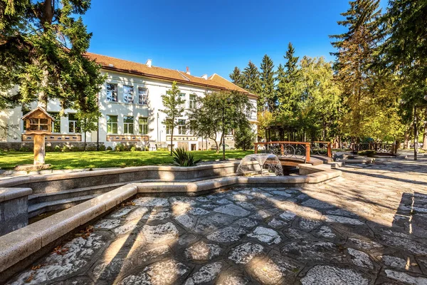 Razlog, Bulgaria Street view with fountain and river — 图库照片