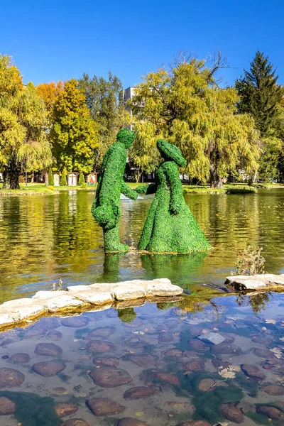 Razlog, Bulgária lago, homem e mulher figurinhas — Fotografia de Stock