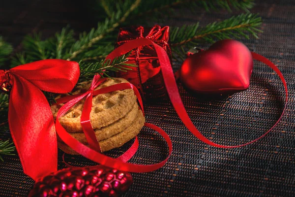 Biscotti di Natale con ornamenti festivi — Foto Stock