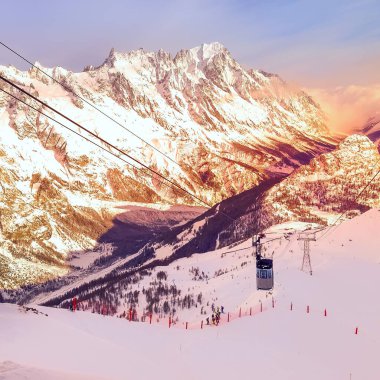 Courmayeur kayak merkezinde gün batımı, İtalya Val dAosta