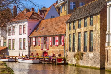 Ortaçağ evleri, Bruges, Belçika 'da tekne.