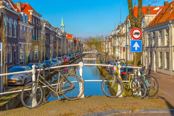 Huizen en grachten in Delft, Nederland — Stockfoto