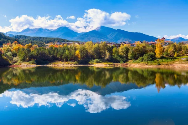 Банско осенняя панорама с озером, Болгария — стоковое фото