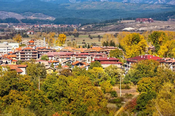 Bansko Bulgária Cidade Panorama Alto Ângulo Com Casas Árvores Coloridas — Fotografia de Stock