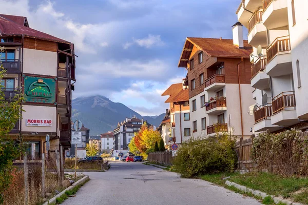 Bansko Bułgaria Października 2020 Jesienna Ulica Widok Góry Pirin Domy — Zdjęcie stockowe