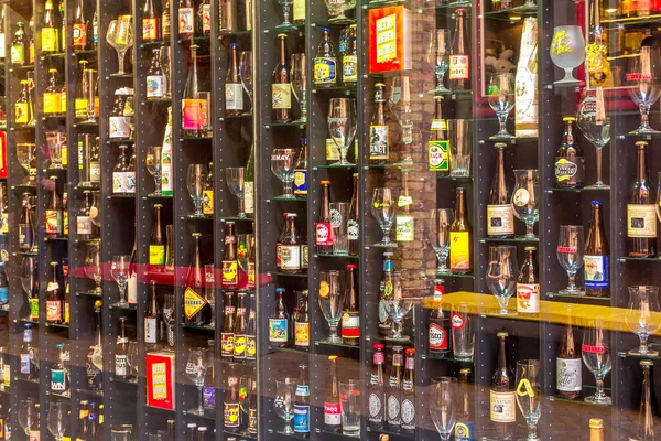 Bruges Belgium 2016 Április Sörfal Brugge Bárban Különböző Üvegekkel Poharakkal — Stock Fotó