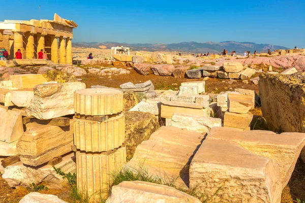 Turistas cerca del templo de Partenón en la Acrópolis de Atenas, Grecia — Foto de Stock