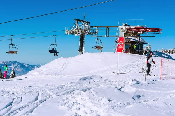 Ski resort Kopaonik, Serbia, people, ski lift — Stock Photo, Image