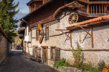 Bansko, Bulgaristan 'ın eski şehir caddesi sonbahar manzarası