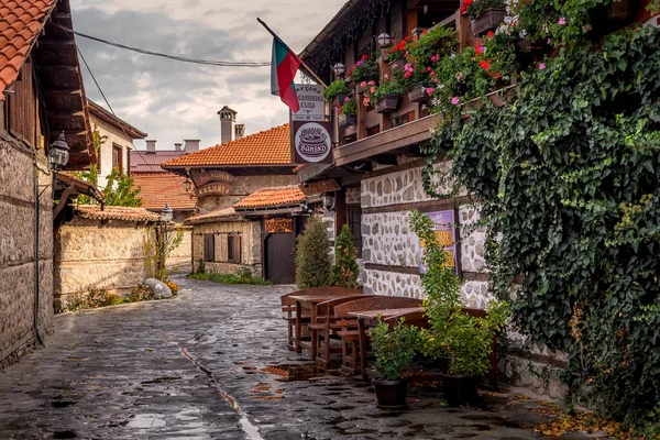 Банско, старый город Болгарии с осенним видом на улицу — стоковое фото
