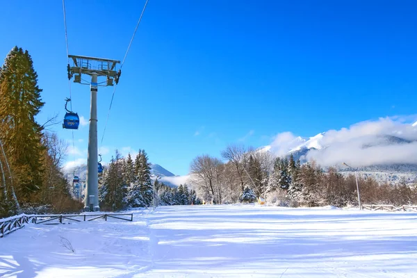 Skidorter och snötoppar, Bansko, Bulgarien — Stockfoto